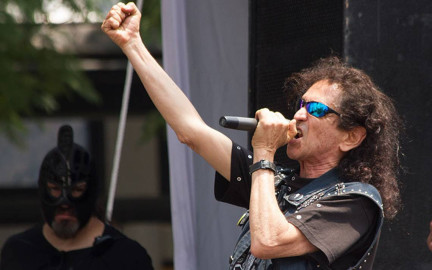 Alex Lora prepara canción en homenaje a los fallecidos por COVID-19