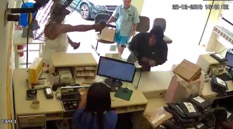 Hombre dispara a ladrón y causa polémica en redes 