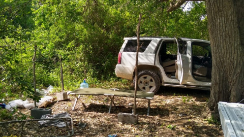 Policía Estatal aseguró 24 paquetes de diferentes tamaños que contienen marihuana, además de confiscar dos camionetas