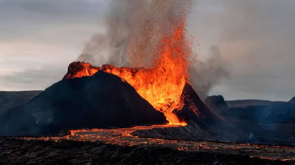 Volcán en Islandia hace erupción, desata estado de emergencia 