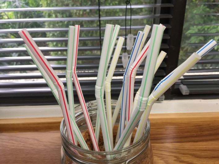 Actual legislatura no se irá sin legislar sobre sanciones a uso de bolsas de plástico y popotes