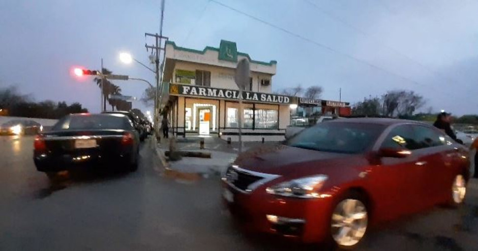 Comienzan las largas filas para la vacunación contra el COVID-19 en adultos mayores en Reynosa 