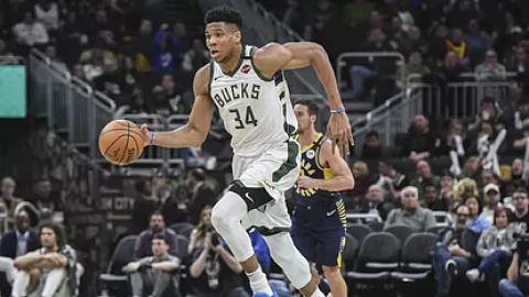 Ver a un hombre de 35 años siendo el mejor jugador del mundo nos hace querer imitarlo: Antetokounmpo