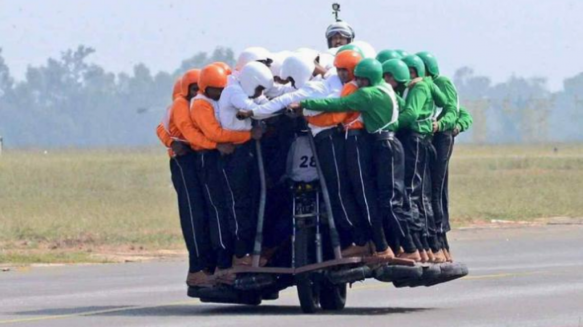 India rompe récord Guinness de viajeros en motocicleta
