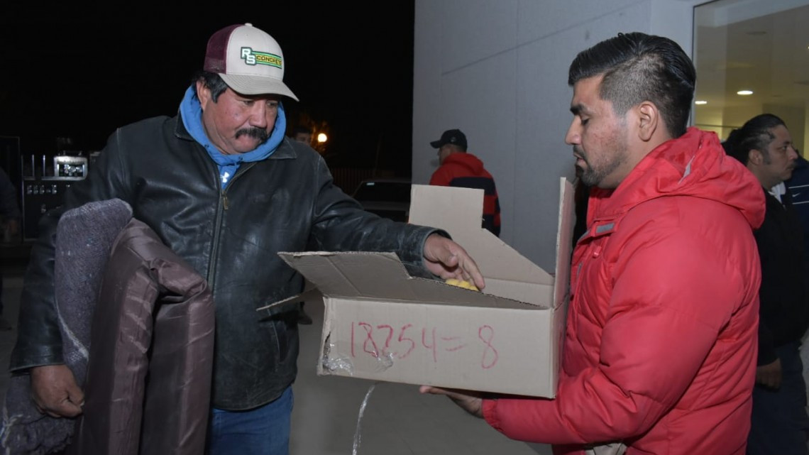 Entrega Protección Civil Colchonetas y Cobertores en la vía pública