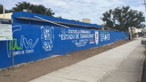 Padres de familia hacen fila para inscribir a sus hijos