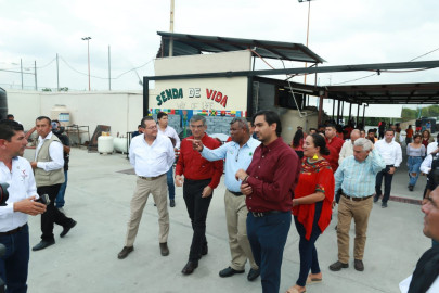 Visita el Gobernador a migrantes; les ofrece ayuda y protección