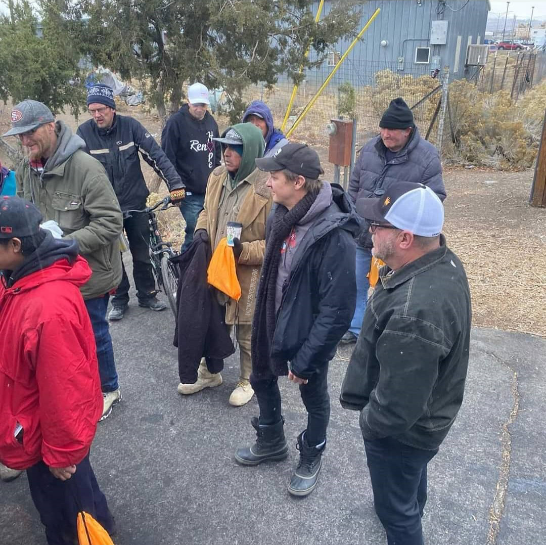 Jeremy Renner y su hija Ava visitan a personas sin hogar