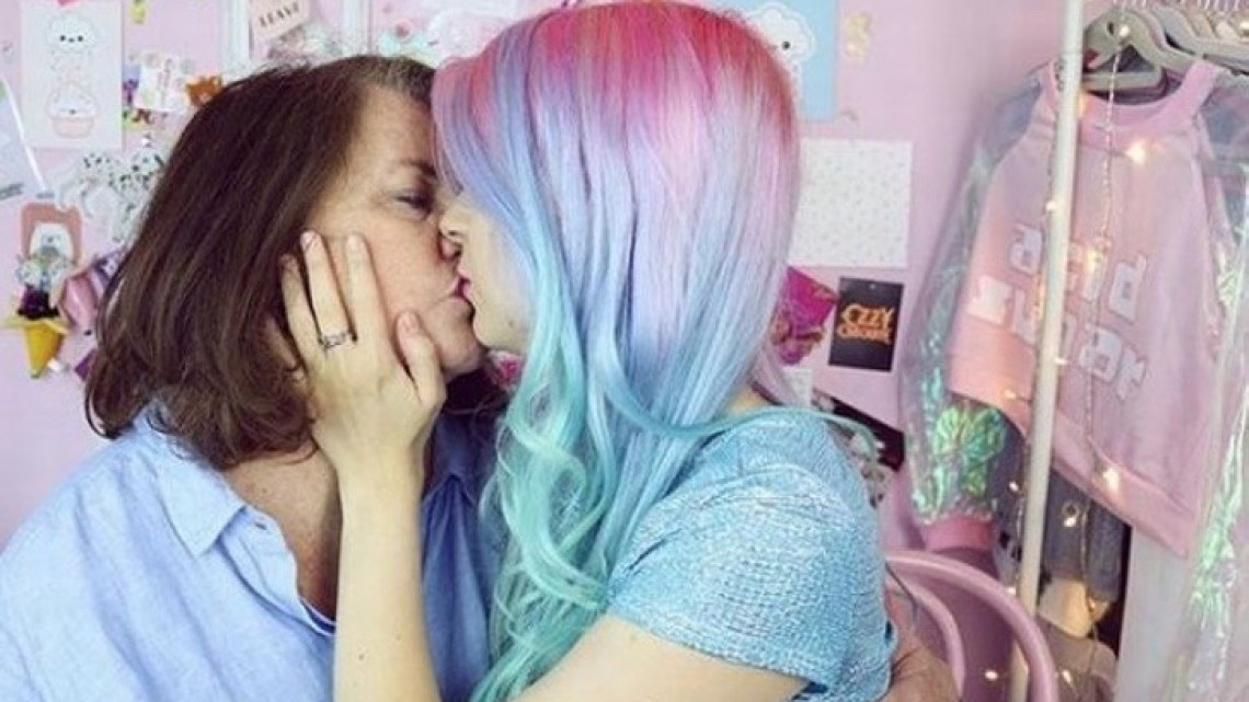 Julia Zelg se ha comprometido; su novia le lleva 37 años