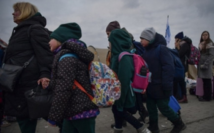 Por invasión rusa, llegan más de un millón de refugiados ucranianos a Polonia