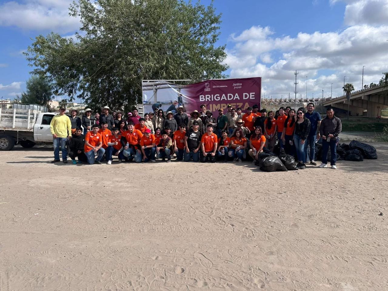 Realizan limpieza en orillas del río