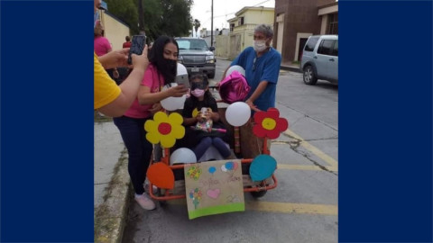 Con ingenio y amor, abuelito reinventa triciclo para caravana de su nieta