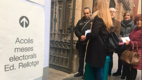 Más de 2 mil colegios electorales abren en Cataluña