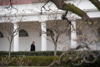 Cierran la Casa Blanca tras estrellarse un vehículo contra la barra de seguridad