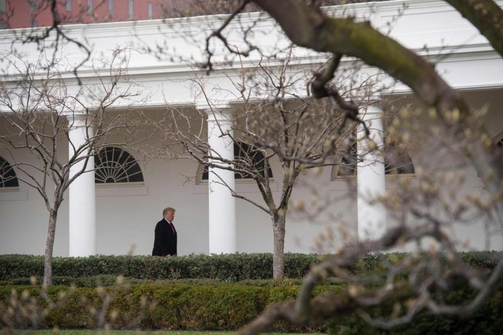 Cierran la Casa Blanca tras estrellarse un vehículo contra la barra de seguridad