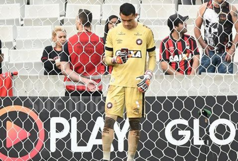 Portero revisa su celular en pleno partido