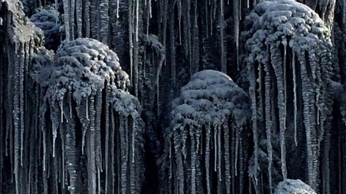 Cae nieve negra y tóxica en Rusia