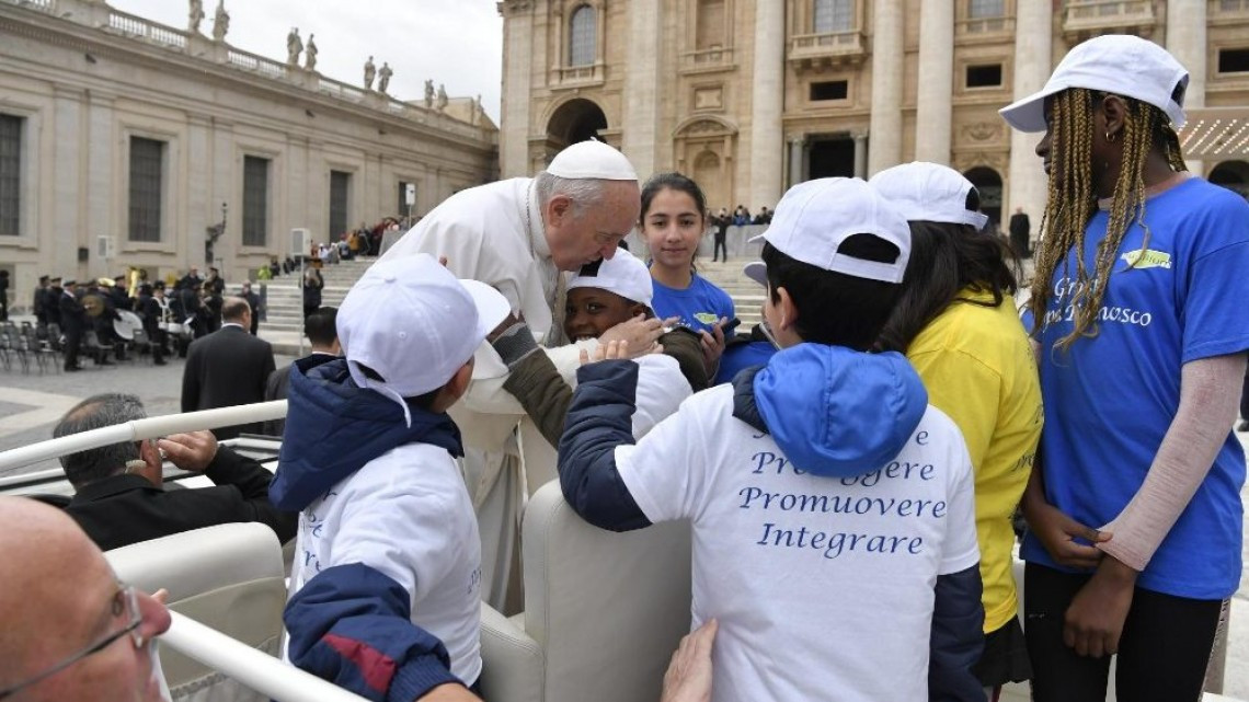 Pasea Papa Francisco con niños migrantes en el Vaticano