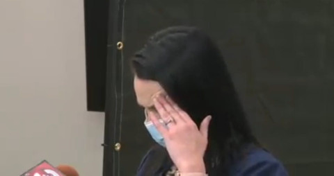 Enfermera se desmaya después de recibir la vacuna de Pfizer contra el COVID-19