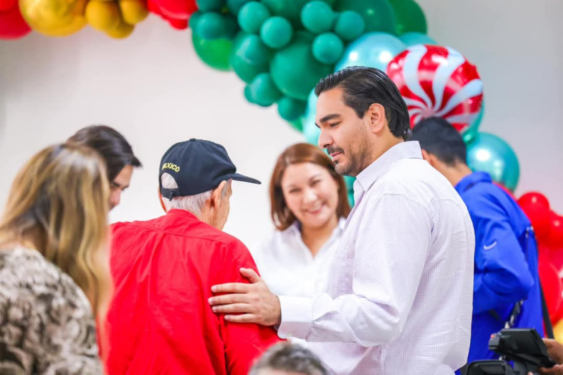 Felices abuelitos celebran Navidad Imparable con Carlos Peña Ortiz