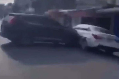 Mujer destroza auto de su marido por infiel