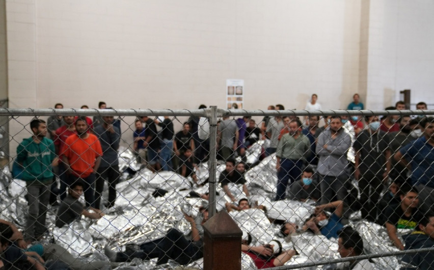 Menores en centros de detención deben ser liberados: jueza de EU