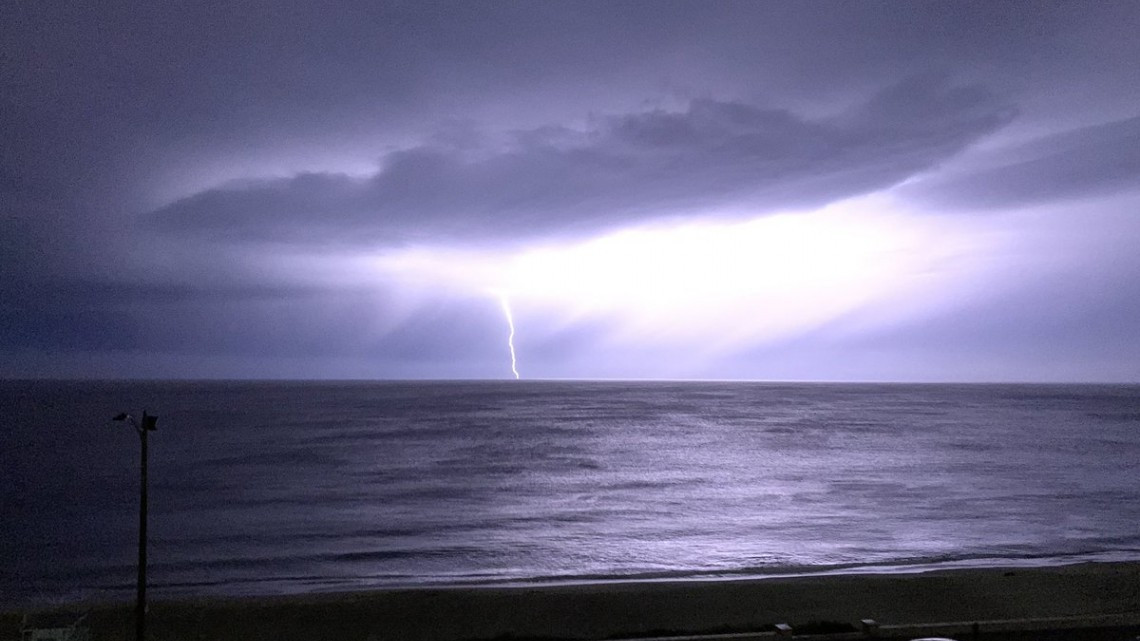Tormenta eléctrica azota a California