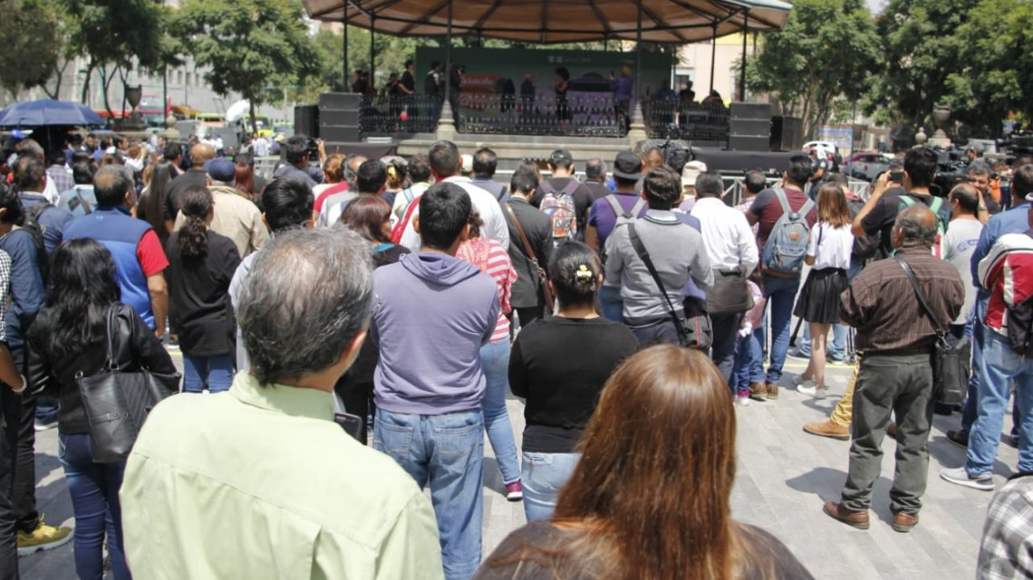 Dio inicio el karaoke en homenaje al “Príncipe de la canción” 
