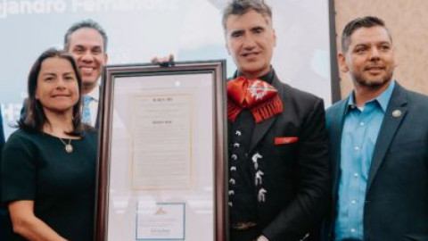 Alejandro Fernández recibe reconocimiento por su trayectoria en Capitolio