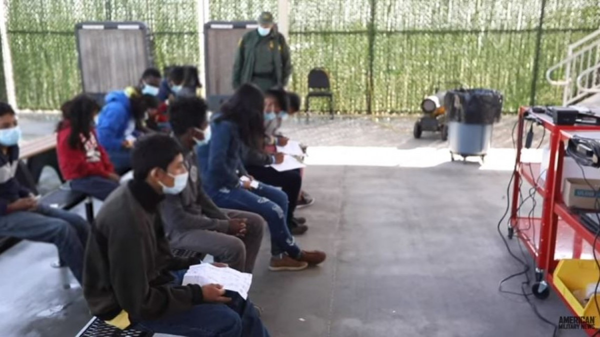 Autoridades de EU revelan imágenes de niños migrantes bajo custodia en centros de Texas 