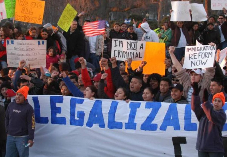 Apoyo a legalizar migrantes es mayor en cuatro años en EU: sondeo