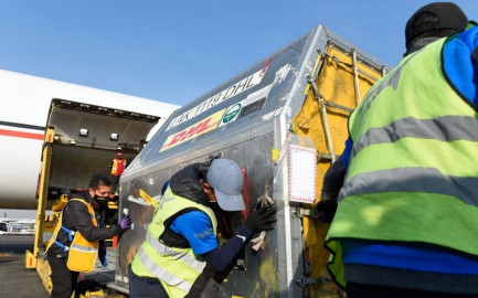 Llega a México nuevos lotes con 487 mil 500 dosis de la vacuna de Pfizer y 500 mil de Sinovac