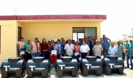 Entrega SEBIEN tinacos a habitantes de San Carlos