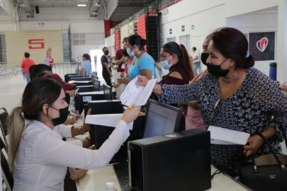 Agradecen neolaredenses facilidades para firma de contrato con institución bancaria 