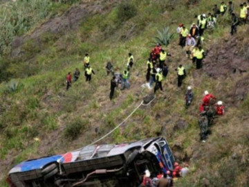 Autobús en Ecuador cae a barranco y deja doce muertos