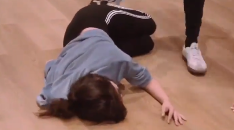 La caída de Camila Cabello al bailar con Shawn Mendes