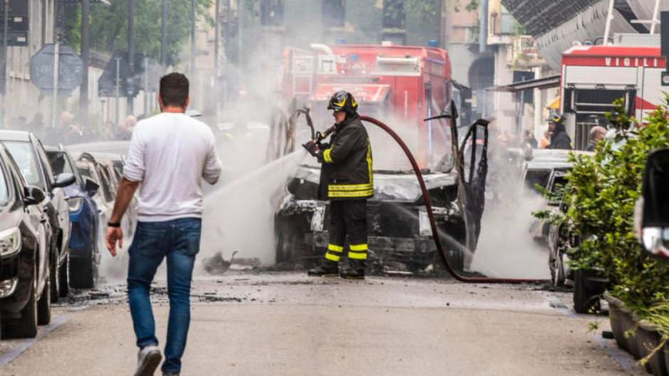 Estalla camioneta llena de tanques de oxígeno en Milán