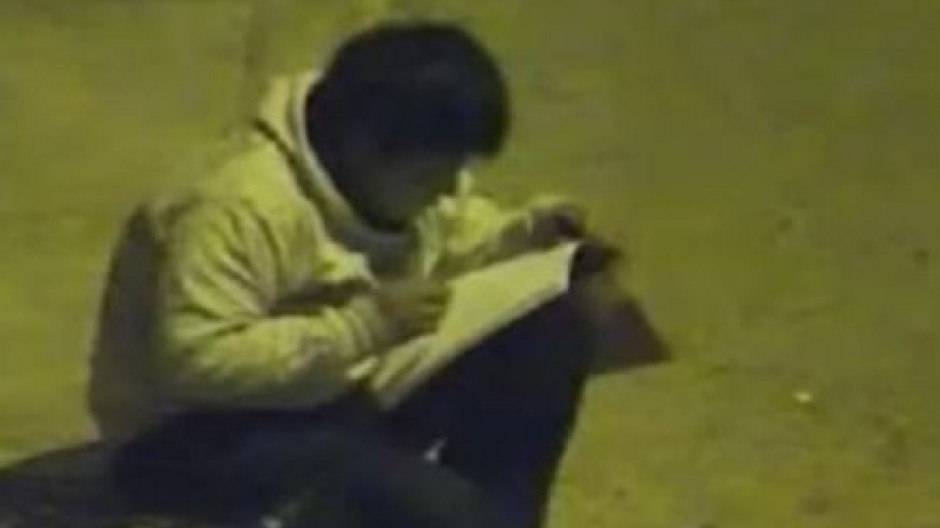 Millonario regala casa a niño que estudiaba en la banqueta