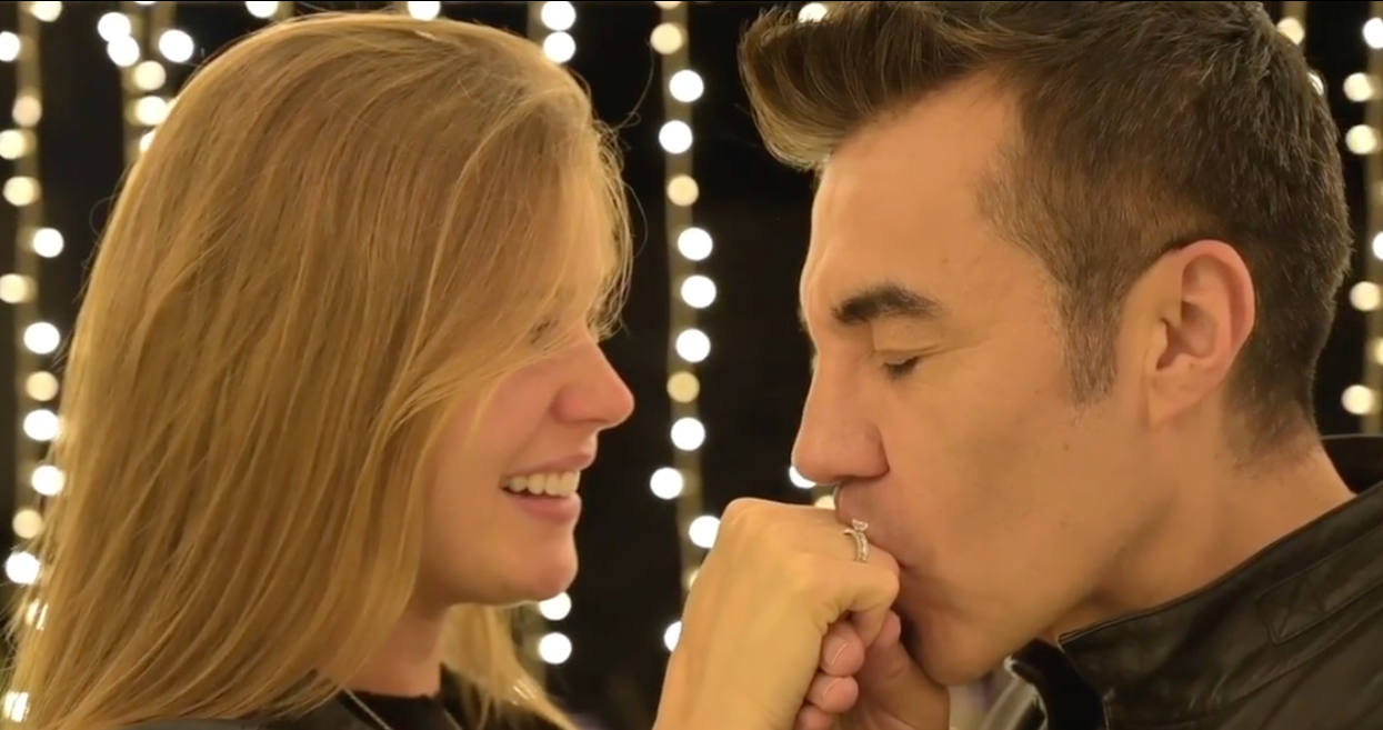 Adrián Uribe le propone matrimonio a Thuany Martins 