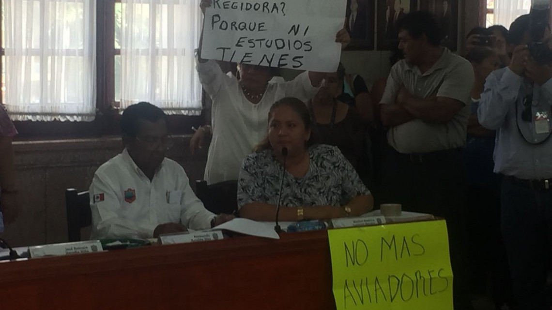 Regidora perredista arma “show” en sesión de cabildo