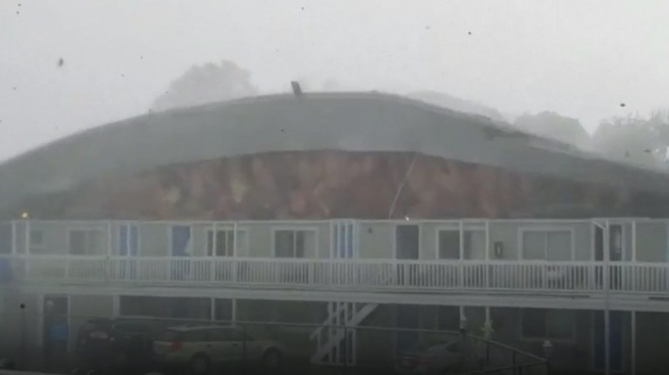 Tornado arranca techo de hotel en Massachusetts