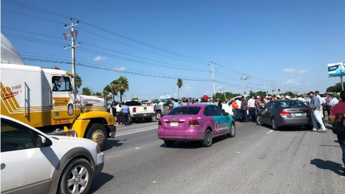 Productores bloquean carretera Reynosa-Río Bravo