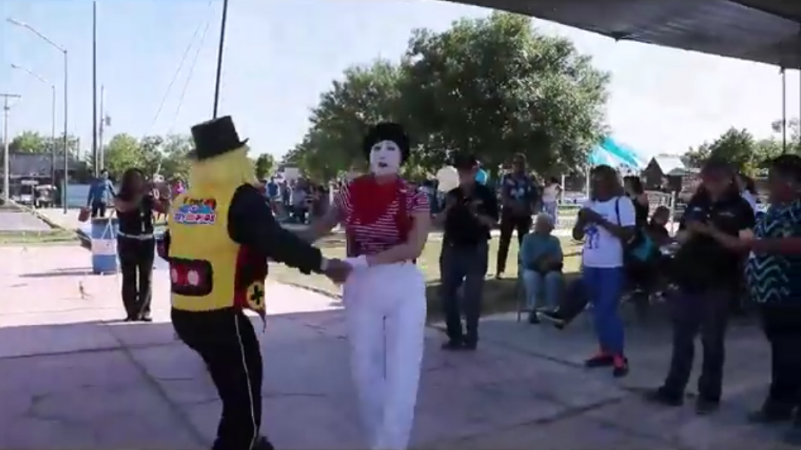 Familias disfrutan de espectáculo de Caravana Cultural