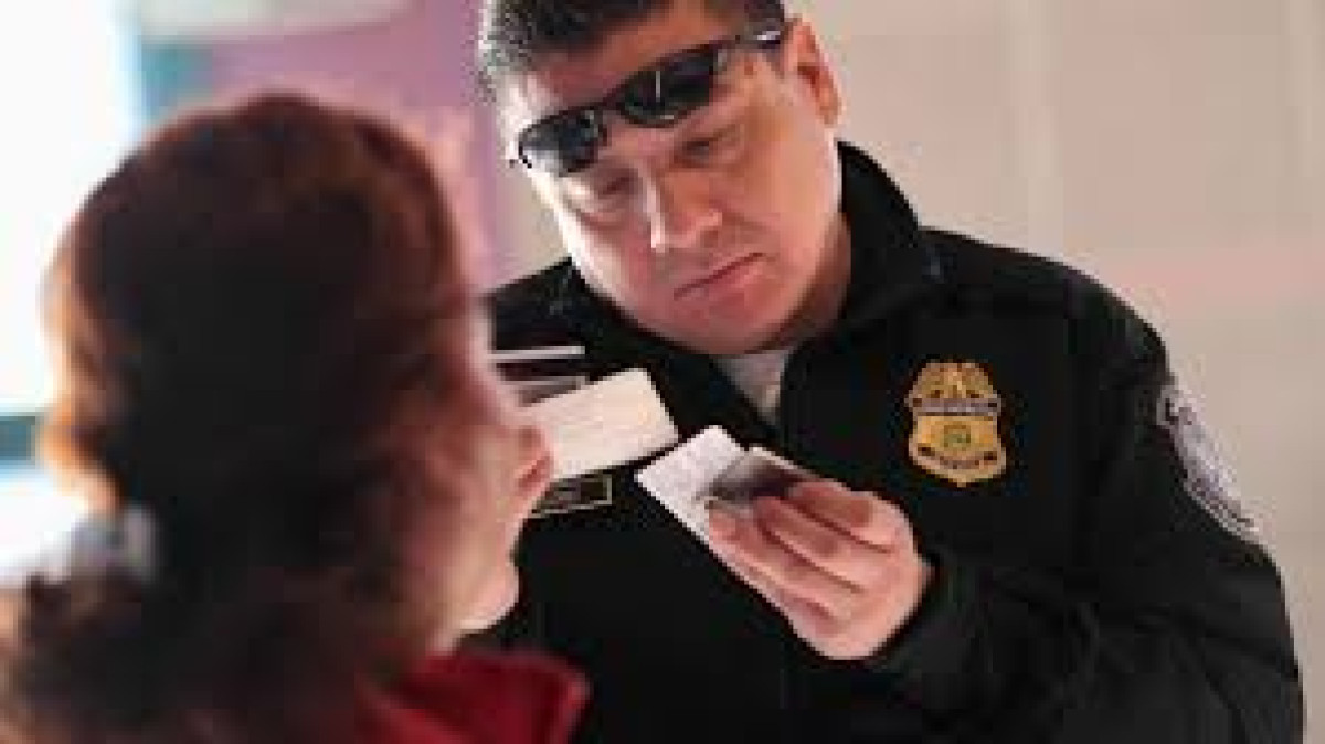 Gobierno de EE.UU analizará huellas dactilares antiguas para retirar ciudadanía a inmigrantes