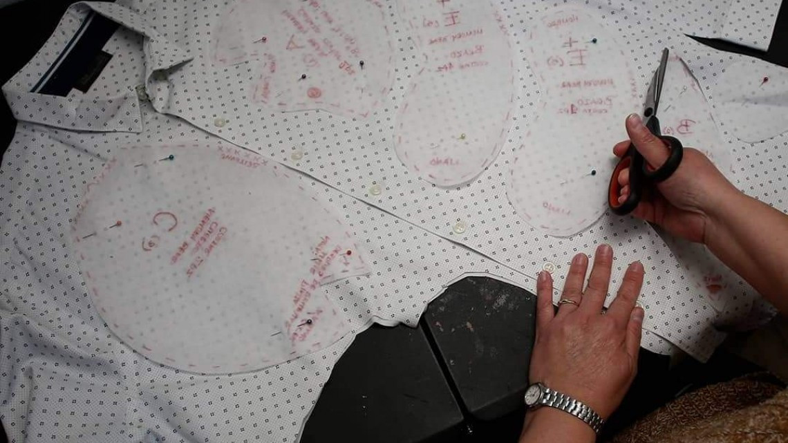 Costurera hace osos de peluches con ropa de fallecidos por COVID-19