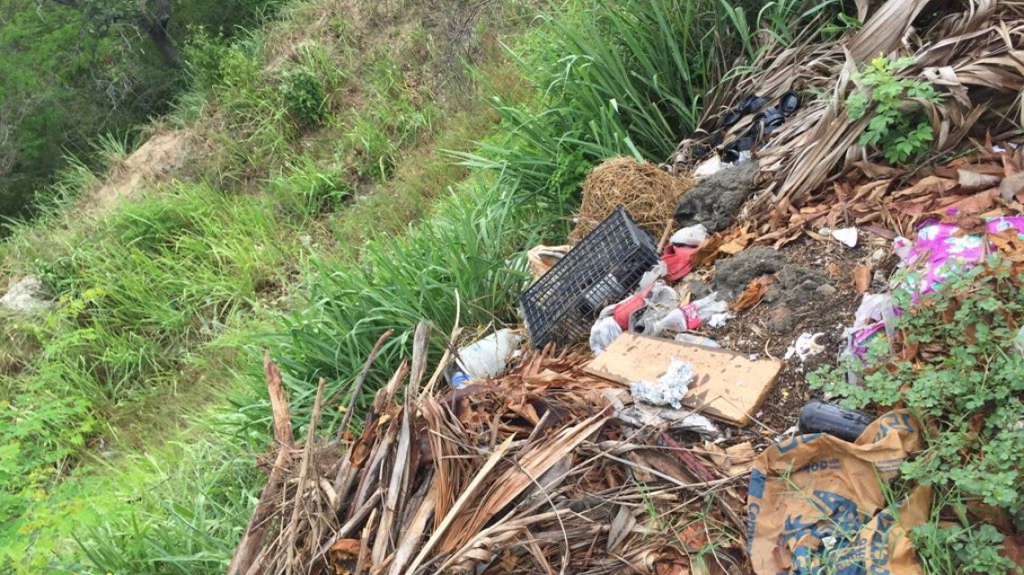 Desechos urbanos en canales pluviales amenazan el patrimonio de cientos de familias
