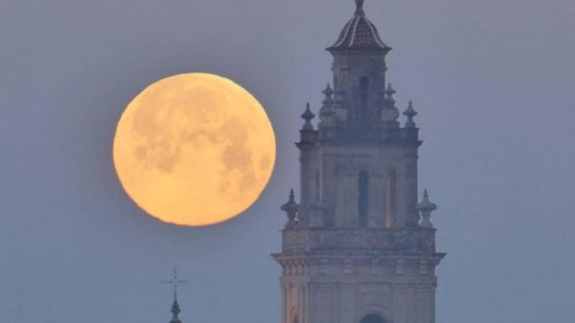 Super Luna Rosa regala grandes postales alrededor del mundo 