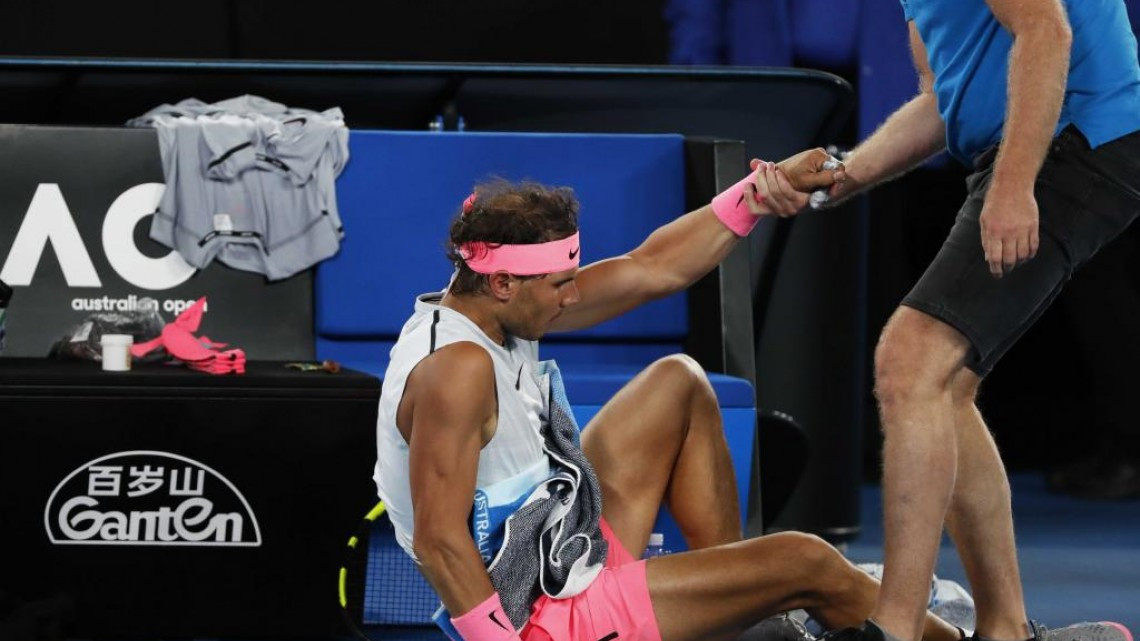 Nadal abandona el Abierto de Australia por molestias