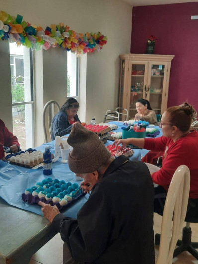 Invita DIF Nuevo Laredo a apoyar a los abuelitos del asilo Vida y Esperanza con la compra de cascarones de pascua