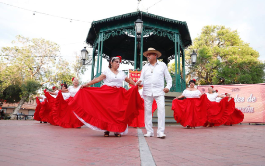 Celebran día del adulto mayor en "tardes de danzón"  